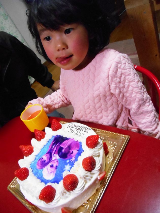 世界に一つだけの記念日ケーキ ３歳の誕生日に大好きなアナ雪のケーキで大喜び 記念日ケーキご紹介 窯出しチーズ 西洋菓子 カフェのシャンティーヒラノ