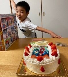 世界に一つだけの記念日ケーキ 大好きな仮面ライダーセイバーとお誕生日のお祝い 嬉しいね 記念日ケーキご紹介 窯出しチーズ 西洋菓子 カフェのシャンティーヒラノ